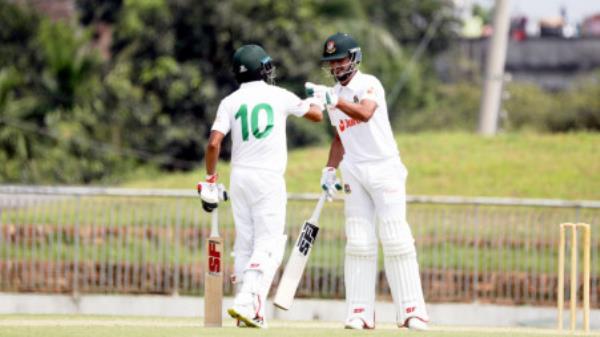 在与商业标准队的第二场非官方测试的第二天，孟加拉国队以166分领先