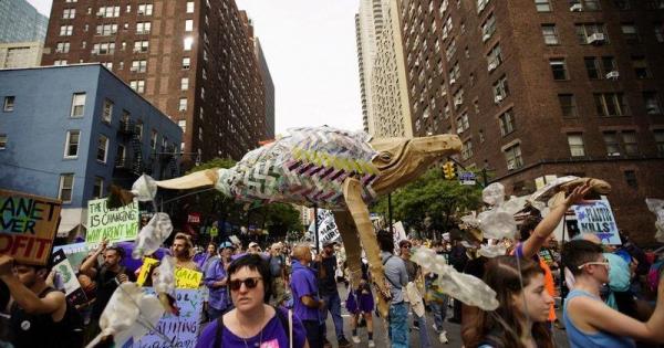 纽约和全球各地的气候抗议者向联合国发出信息
